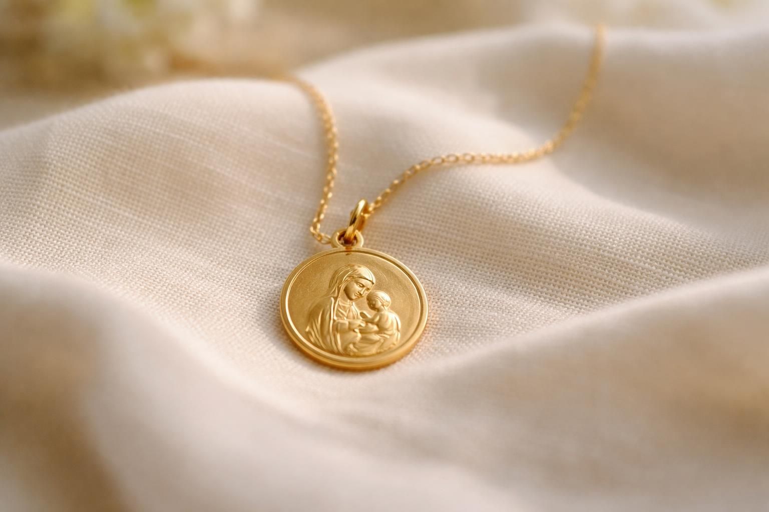 découvrez quel bijou offrir à la marraine lors d'un baptême selon la tradition pour marquer cet événement précieux avec élégance et symbolisme.