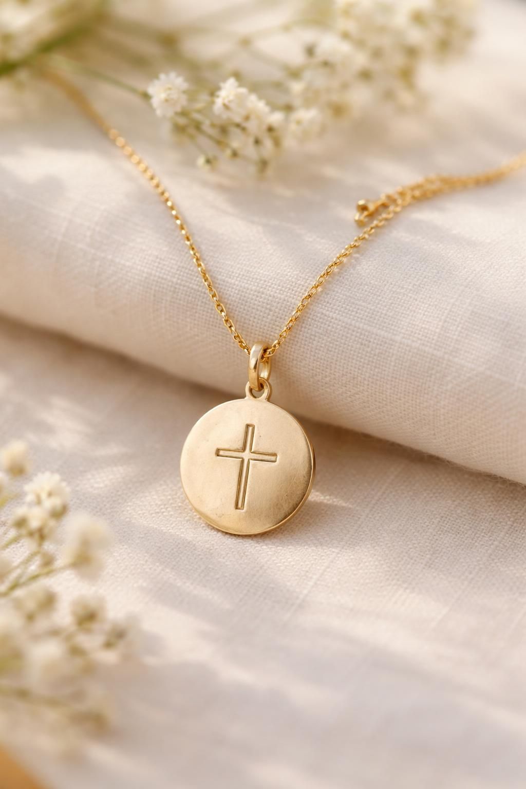 découvrez quel bijou traditionnel la marraine doit offrir au baptême pour symboliser ce moment unique et chargé de sens.